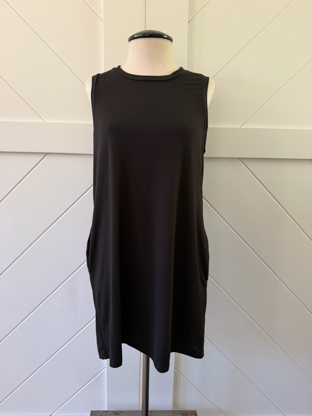 Women's Black Sleeveless Shift Dress